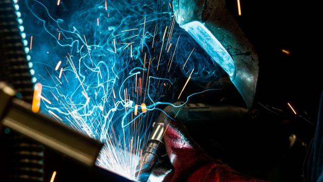 Welding buckets at Sjørring for construction equipment